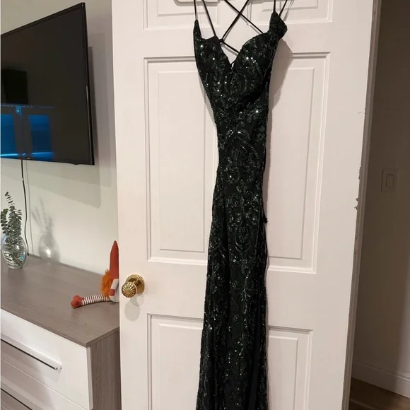 Elegant Green Sequin Gown - Picture 2 of 2